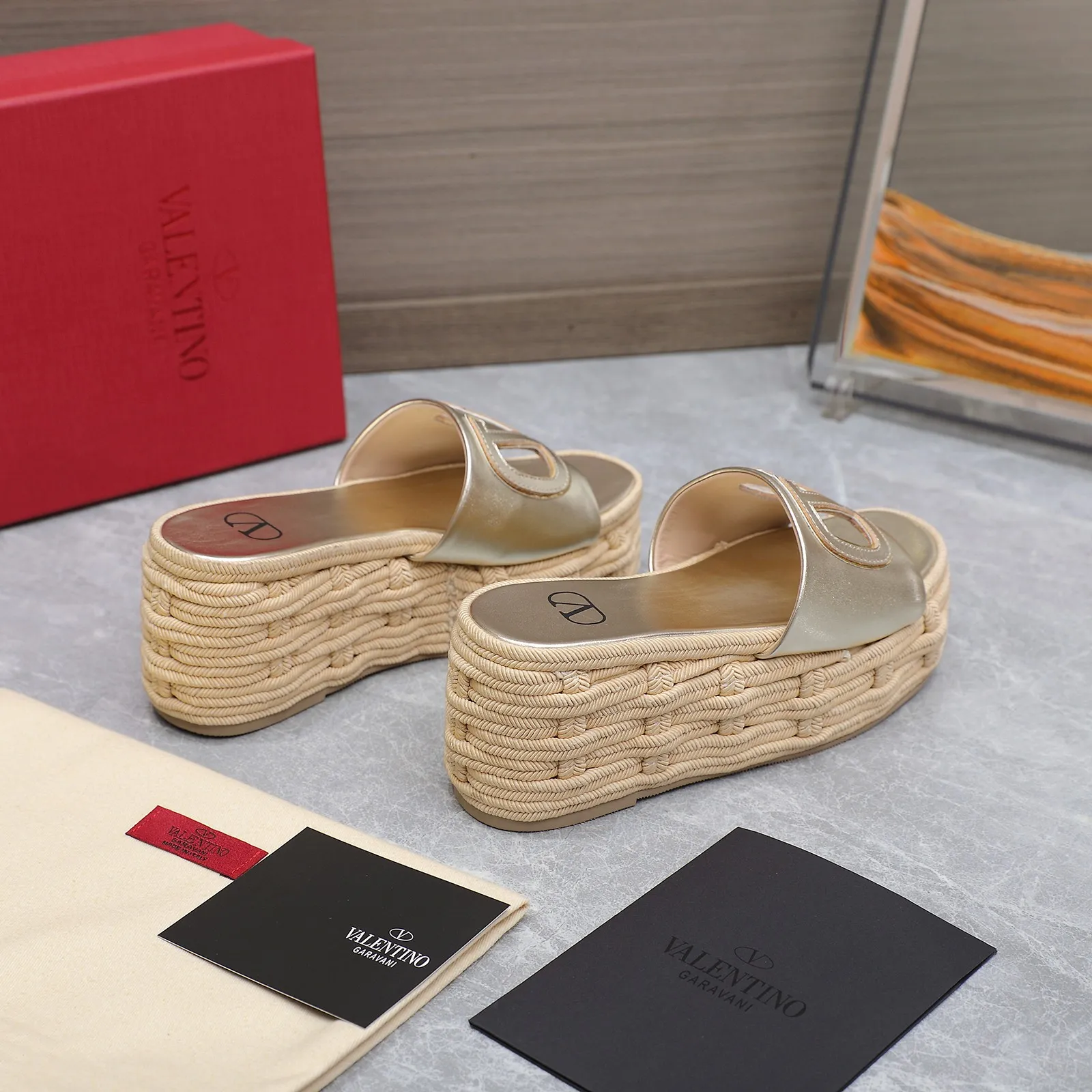 👟👟Ex-factory price 640👟👟The highest version💯💯💯 2024 early spring counter catwalk style updated simultaneously 💗Valentino💗Valentino Wedge hemp rope bottom slippers/follow-up sandals series ——————————Top version Super creative craft design highlights the brand’s unique style, luxury fashion and highly recognizable Exquisite round head, perfect side arc, extremely pure taste, ladylike temperament and full of femininity‼ ️ Upper: Made of imported cowhide. Lining: Made of mixed sheepskin. Italian imported cowhide outsole. Wedge heel back height: 8.5CM. Front height: 5.5CM. Code number: 35-41 (41 customized)
